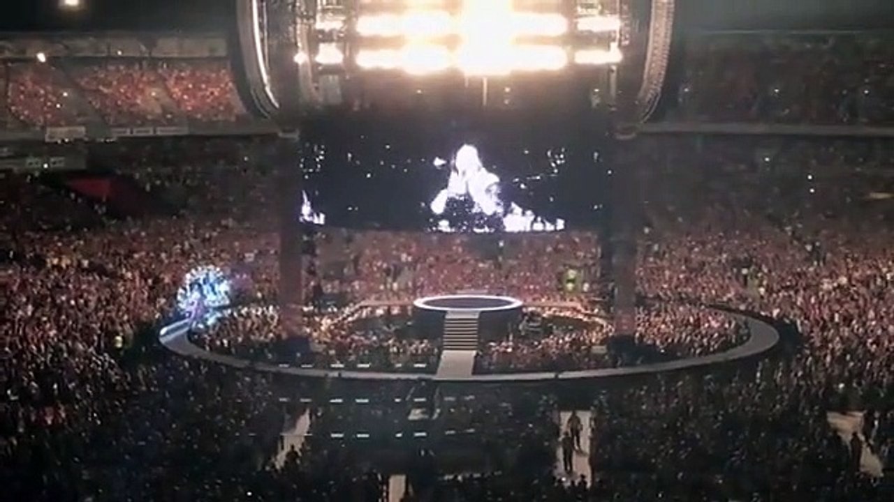 Public Buzz : Durant un concert, la chanteuse Adele balance des billets de 20 dollars