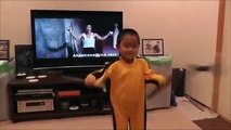 Ce petit garçon manie le nunchaku comme Bruce Lee
