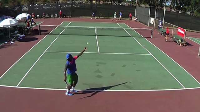 Ce tennisman veut sauter par-dessus le filet, mais chute lamentablement