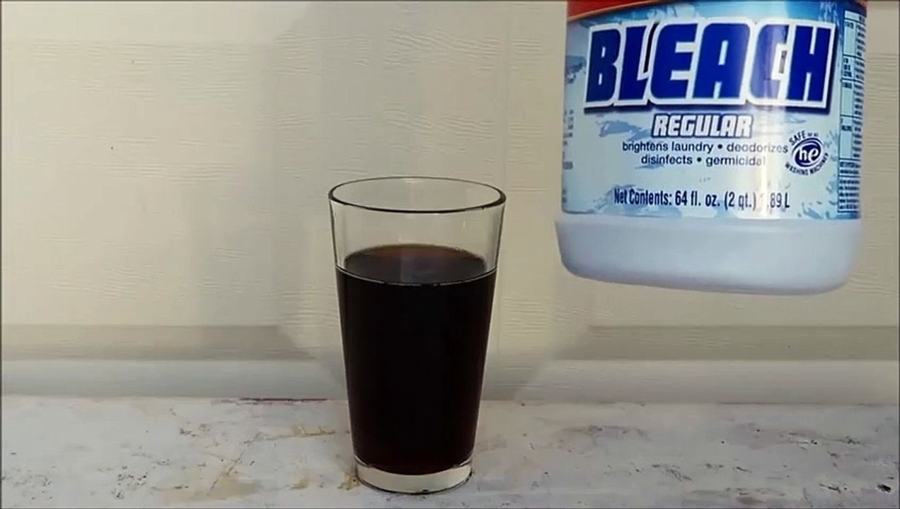 Il mélange de la Javel à du Coca !