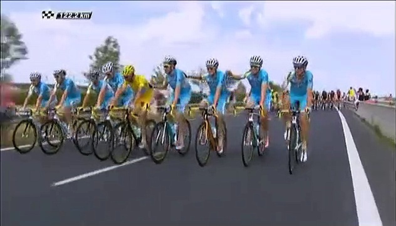 Un spectateur suit les coureurs du Tour de France en roue arrière !