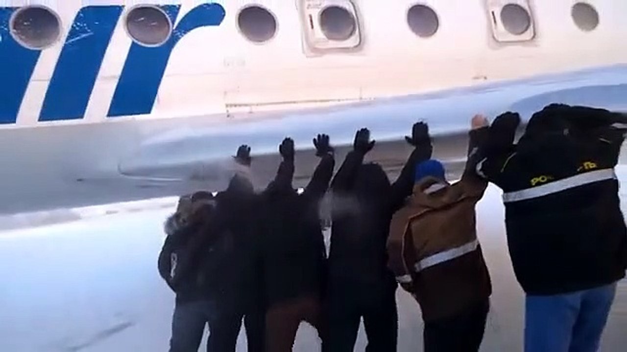 Russie : l'avion ne décolle pas, les passagers le poussent !