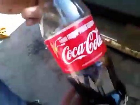 Décaper la rouille de son pare-choc avec du Coca