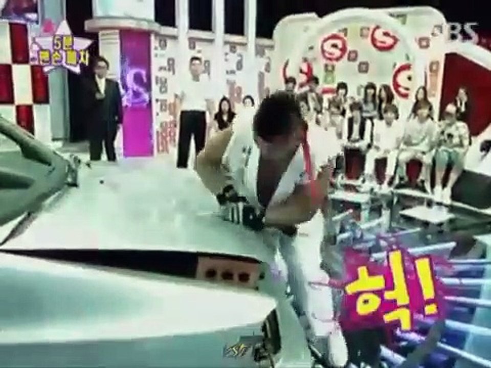 Il détruit une voiture à mains nues comme dans Street Fighter