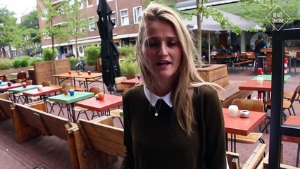Une serveuse avec une poitrine généreuse obtient-elle plus de pourboires ?