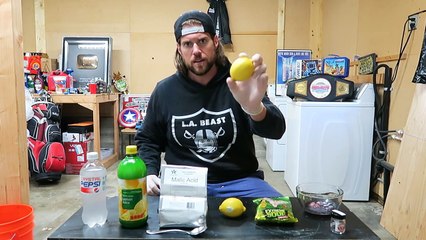 Un homme goûte la chose la plus horrible à goûter