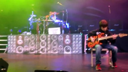 Un guitariste virtuose de 11 ans joue sur scène avec les Steel Panther
