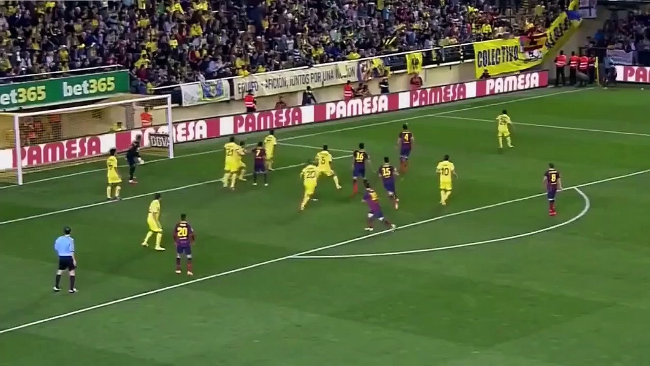 Le footballeur Daniel Alves répond à un jet de banane raciste en la mangeant