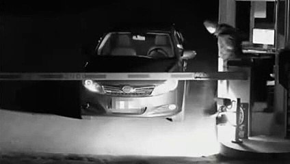 Elle fait semblant d'être un fantôme pour ne pas payer le parking !