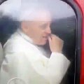 Le pape François mange sa crotte de nez