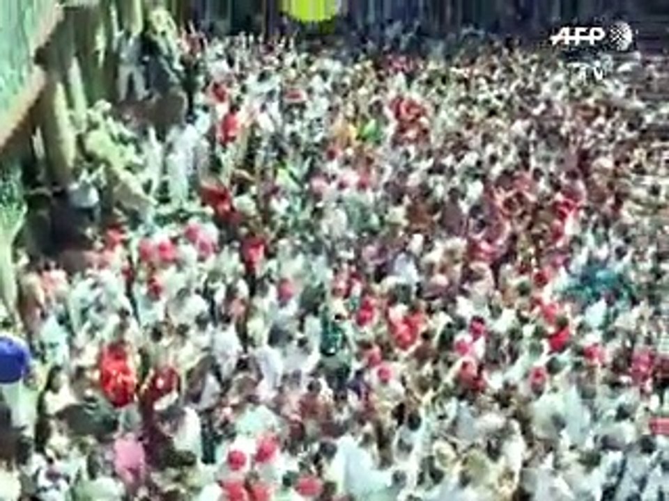 Espagne: les fêtes taurines débutent par une bataille au vin rouge