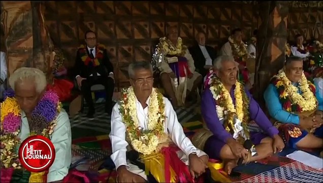 François Hollande s'applaudit tout seul pendant une cérémonie à Wallis-et-Futuna