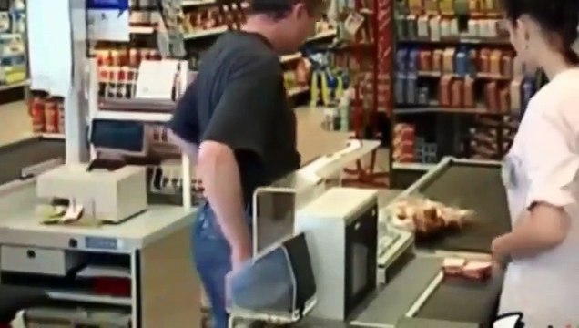 Gag : cette caissière qui a trop chaud se met en sous-vêtements devant ses clients !