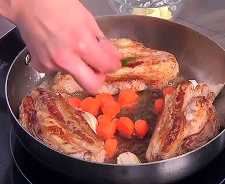 Tendron de veau au jus aillé et girolles poêlées