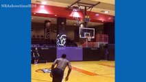 LeBron James improvise un concours de dunks