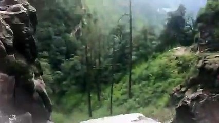 Attention danger ! Cette route est traversée par une cascade !