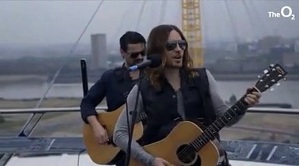 Jared Leto et son groupe en acoustique dans les airs