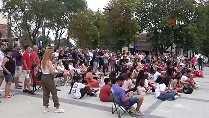 Un écran géant a été installé à Sinop, les habitants de Sinop ont regardé le match national avec enthousiasme