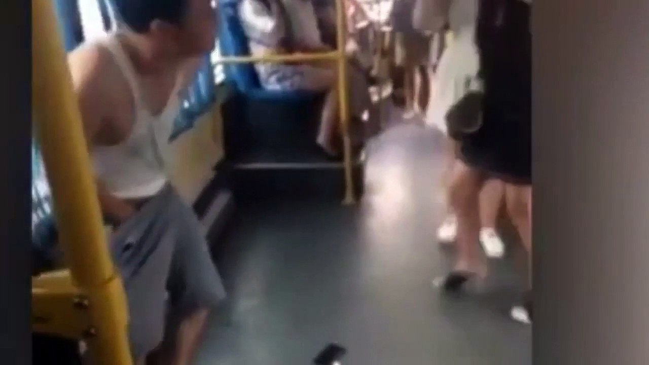 Oups ! Elle se rattrape sur le short d'un homme... et le baisse !