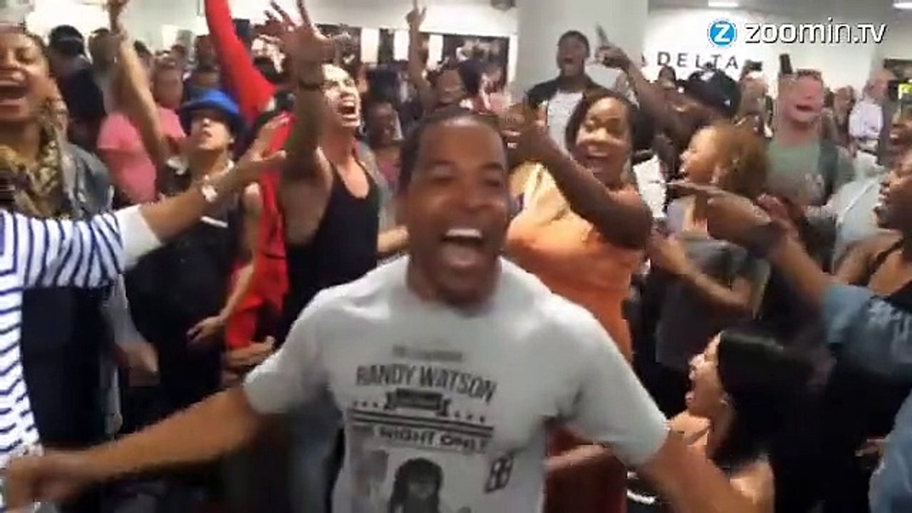 La troupe du Roi Lion enflamme un aéroport  new-yorkais