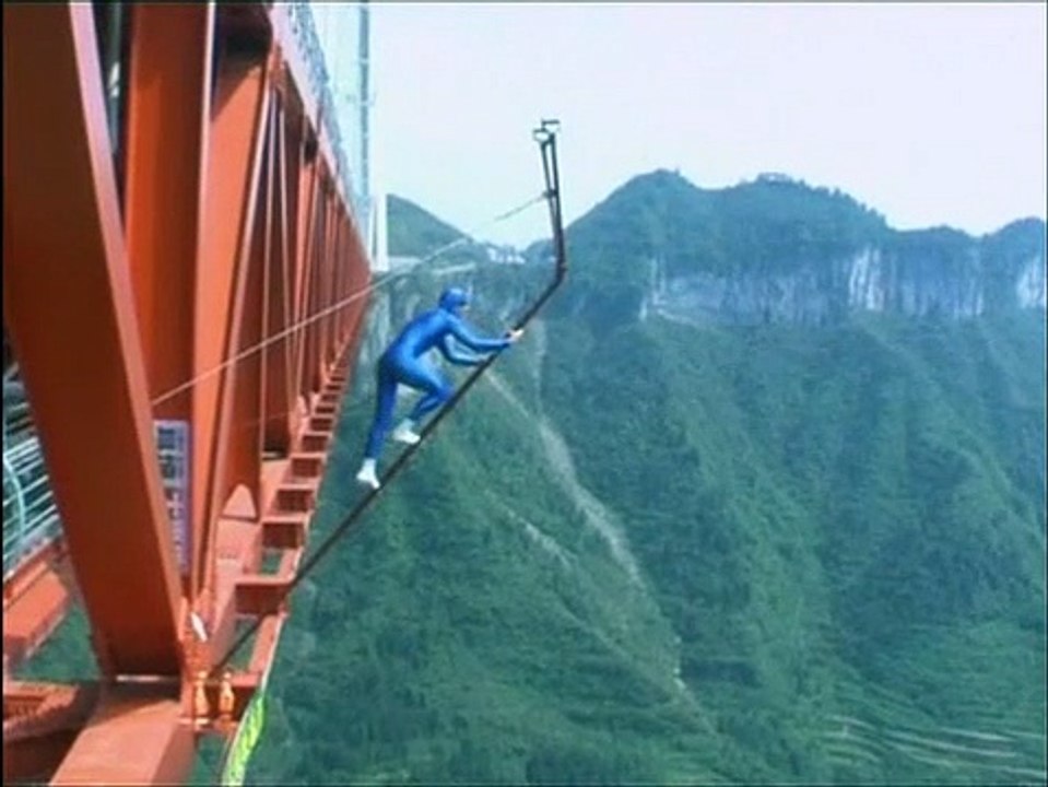 Un acrobate fait son numéro à 300 mètres au-dessus du vide