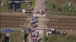 Paris-Roubaix : des coureurs forcent un passage à niveau alors qu’un TGV arrive