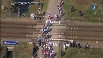 Paris-Roubaix : des coureurs forcent un passage à niveau alors qu’un TGV arrive