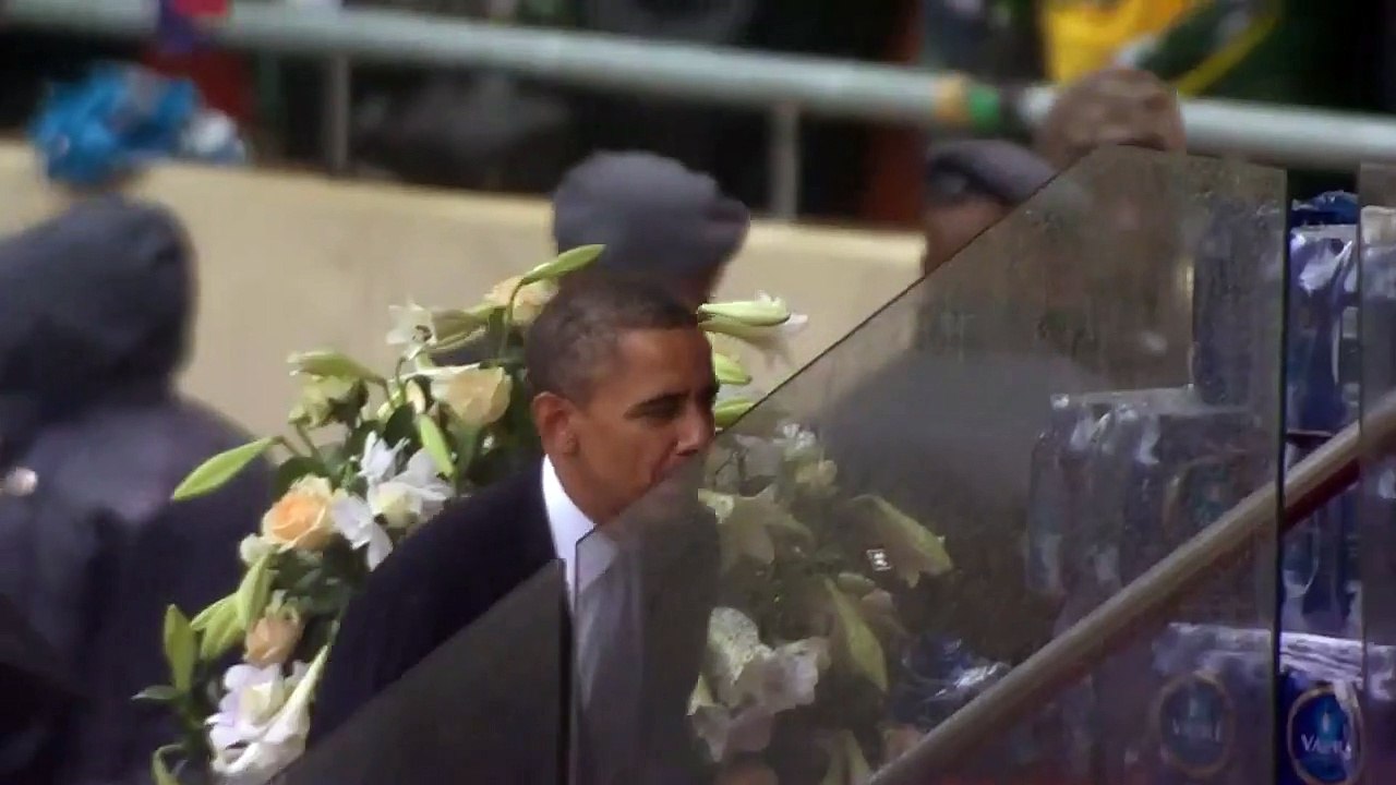 Poignée de main historique entre Obama et Castro