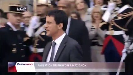 Manuel Valls embrasse une femme à la cérémonie de la passation de pouvoir