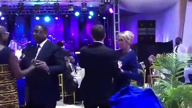 Brigitte et Emmanuel Macron dansent au Sénégal