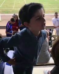 "Qu'est-ce qui est jaune et qui attend ?" : la blague hilarante d'un petit garçon