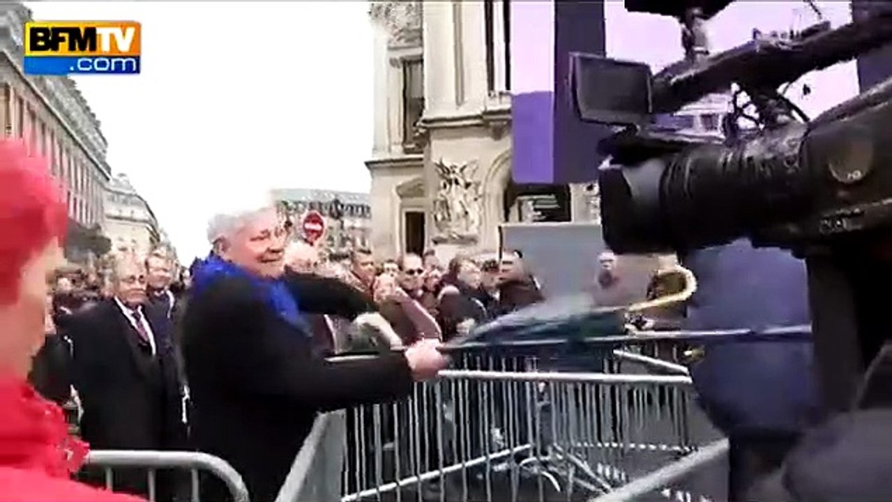 Bruno Gollnisch agresse les journalistes du Petit Journal lors du défilé du Front national du 1er mai