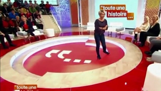 Sophie Davant tâte les fesses d'un homme en direct