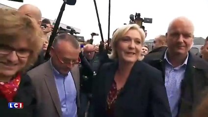 Bretagne : Marine Le Pen se prend un oeuf sur la tête lors d'une visite