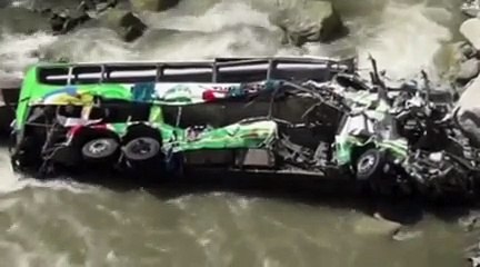 Un bus plonge dans un ravin au Pérou : 30 morts