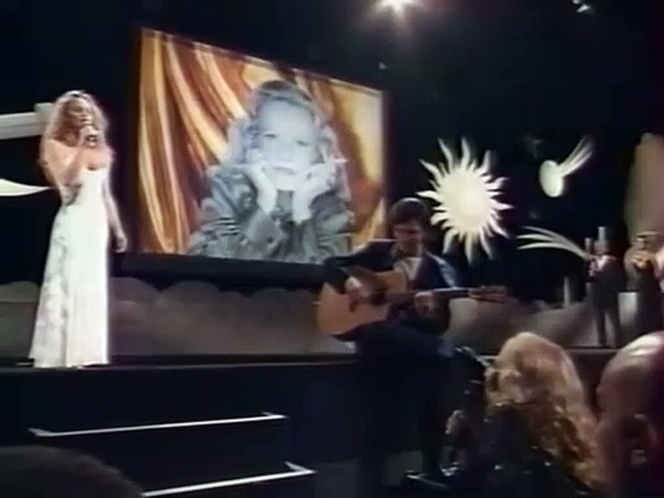 L'interprétation émouvante de Jeanne Moreau et Vanessa Paradis sur "Le Tourbillon de la vie" à Cannes