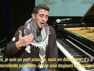 Le jeune pianiste au keffieh qui chante la Syrie aux Allemands
