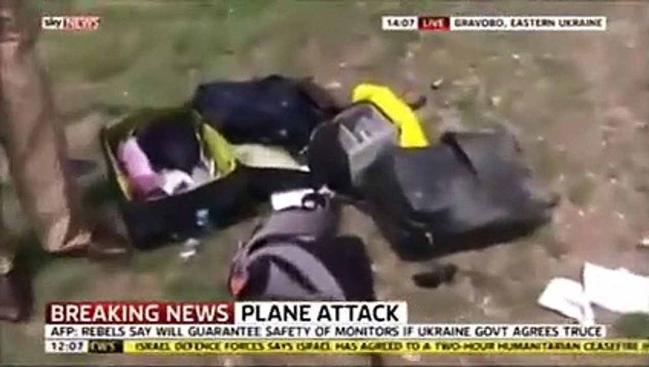 Crash du MH17: un journaliste fouille dans la valise d'une victime et s'excuse