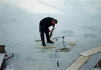 Un poisson joue un sale tour à un pêcheur