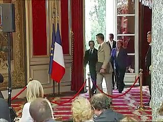 Bourses asiatiques dubitatives, euro affaibli au lendemain de la réunion Merkel-Sarkozy