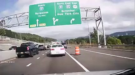 Ils sauvent une femme d'une voiture en flammes après un accident de la route