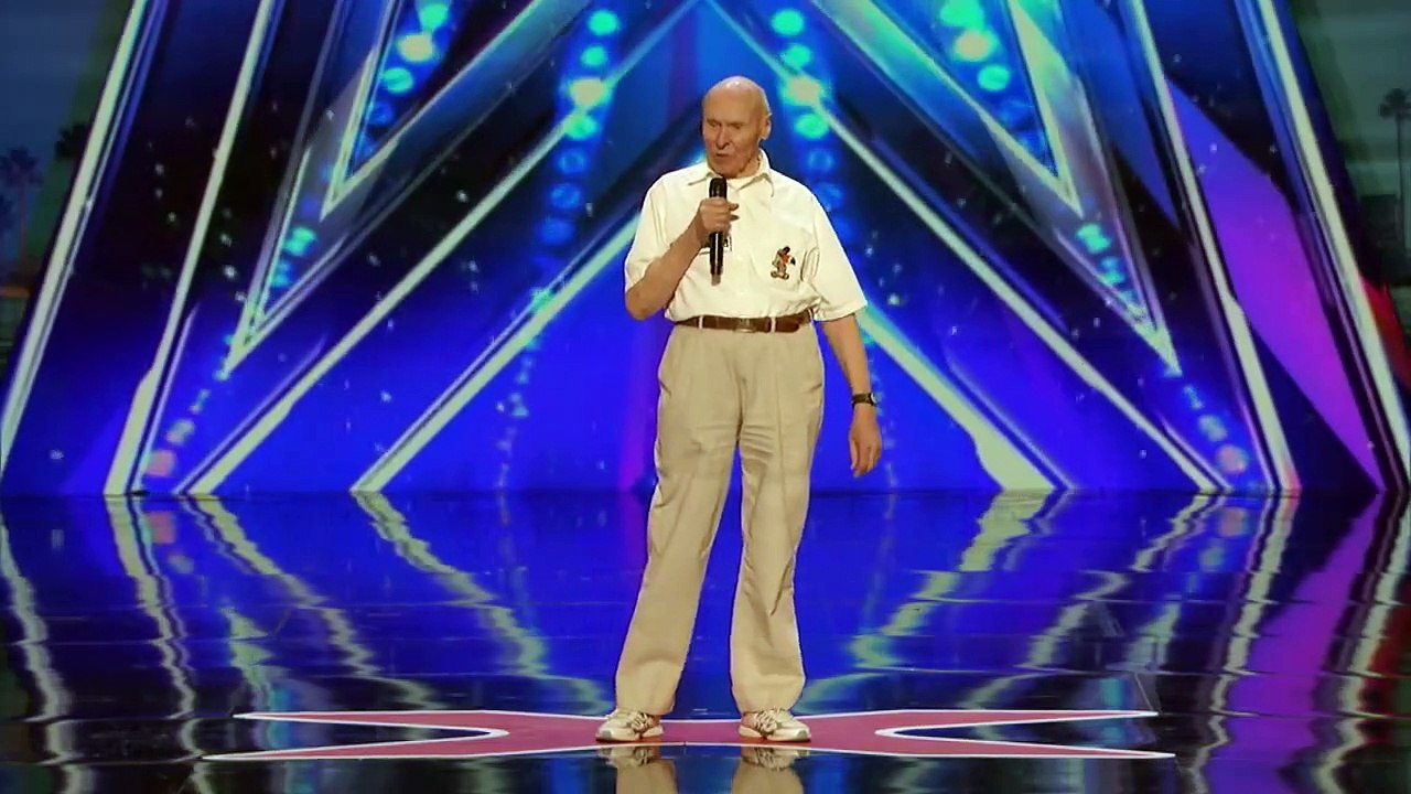 Cet ingénieur retraité de 82 ans a choqué le public avec sa chanson !