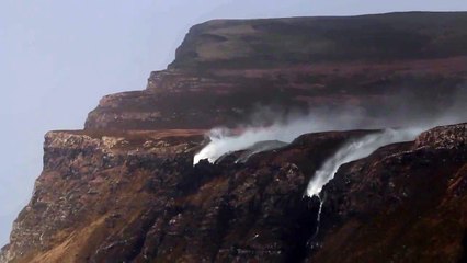 Impressionnant : ces cascades coulent en sens inverse à cause du vent !