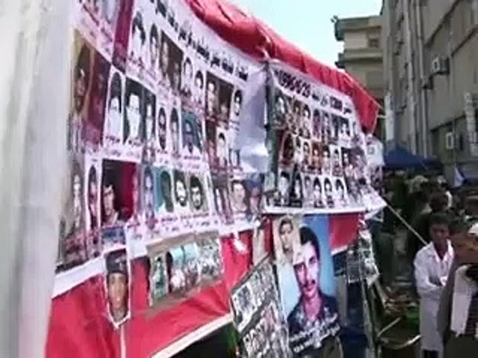 L'opposition libyenne vise Tripoli, Kadhafi sourd aux appels des Occidentaux