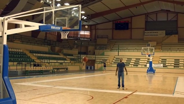 Quand Rémi Gaillard défie Tony Parker dans un concours incroyable de tirs