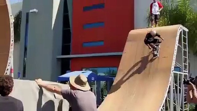 Des skaters font le looping de la mort