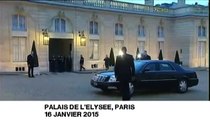 L'accolade de John Kerry à François François Hollande devant l'Elysée  - part 2