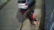 Homem de muletas e sem uma perna é flagrado roubando gasolina de carro em SC