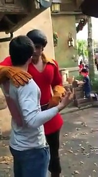 Il défie Gaston de la Belle et la Bête à un concours de pompes