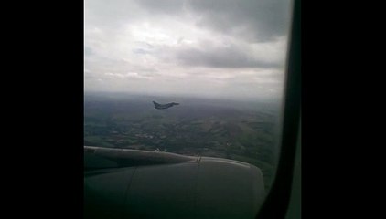 Un avion de Qatar Airways escorté par la Royal Air Force